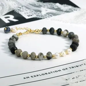 Boheemse halfedelstenen kralenarmband met parels en gouden accenten voor dagelijks gebruik.