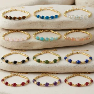 Detail van de Boheemse edelsteen kralen armband met kleurrijke stenen bedels en gouden ketting.