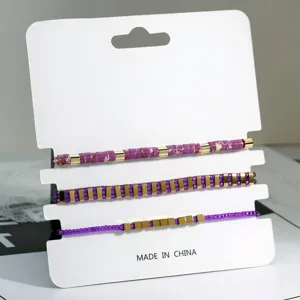 Boheemse kraal armband set, paars en goud stapelbare sieraden detailweergave.