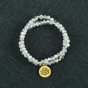 Pulsera de cuentas de vidrio multicapa de estilo chino con colgante de loto detalle.
