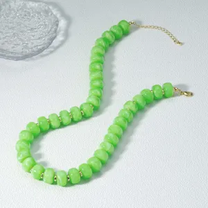 Dettaglio collana con perline abaco in acrilico verde, gioielli con catenina da spiaggia alla moda.