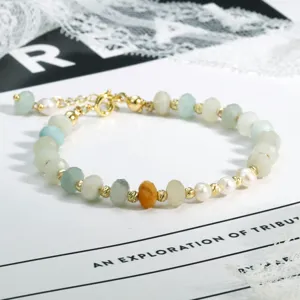 Halfedelstenen kralen armband gedetailleerd overzicht, Boheemse stijl stapelbare sieraden.