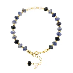 Elegante kralenarmband van edelstenen met parels en goudkleurige accents voor chic.