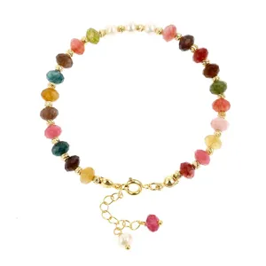 Kleurrijke edelsteen en parel kralenarmband in boheemse stijl voor dagelijks gebruik.