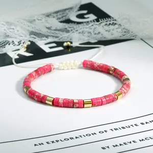 Boho roze heishi kralen armband met gouden spacers en verstelbaar wit koord