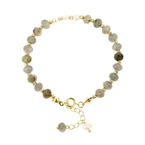 Gedetailleerd overzicht van de Boheemse edelstenen kralenarmband met gouden details.