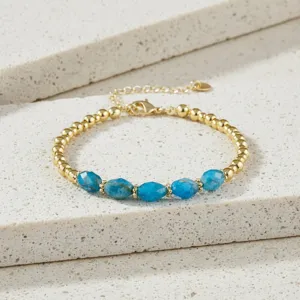 Gedetailleerd overzicht van vintage gouden kralenarmband met blauwe edelstenen stijlvol.