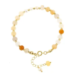 Elegante halfedelsteen en parel kralen armband met goudkleurige spacers en sluiting.