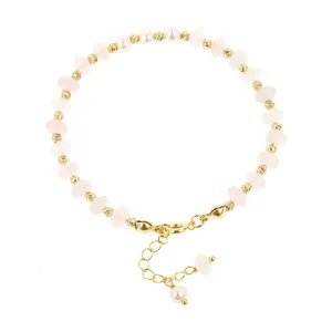 Close-up detail van edelsteen- en parelkrale armband met gouden metalen accenten en verlengketting.