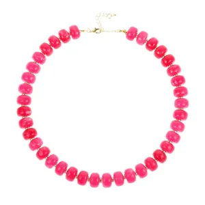 Collana girocollo alla moda con perle acriliche rosa vivo e dettagli metallici dorati.