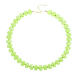 Dettaglio collana chic in perle acriliche verdi, gioiello alla moda per vacanze estive.