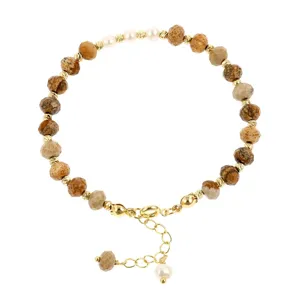 Detail van de bohemian halfedelsteen kralenarmband met parels en gouden tussenstukken.