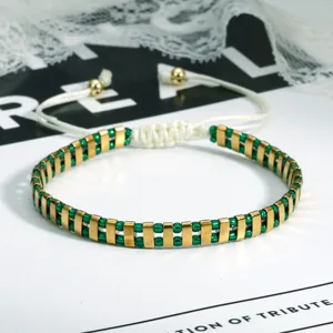 Detail van de groen-gouden kraal geweven armband, verstelbare stijl voor boho liefhebbers.