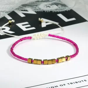 Bohemian stijl roze zaadkralen en gouden kubus bedel verstelbare geweven armband detailweergave