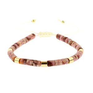 Bohemian kraal armband detailopname, roze stenen en gouden metalen spacers, verstelbaar koord.