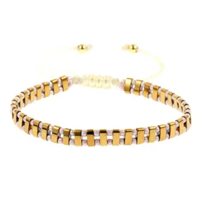 Detailopname van de boheemse metalen en roze kraal verstelbare geweven armband.