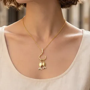 Collier pendentif hameçon doré avec deux breloques poissons bijou élégant en cuivre fin