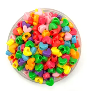Bunte herzförmige Plastikperlen für DIY Schmuckherstellung Handwerk Zubehör Details.