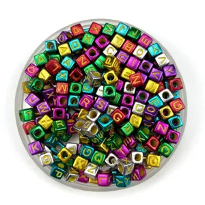 Bunte metallische Würfel-Buchstabenperlen für DIY handgemachte Schmuck Armbänder Halsketten.