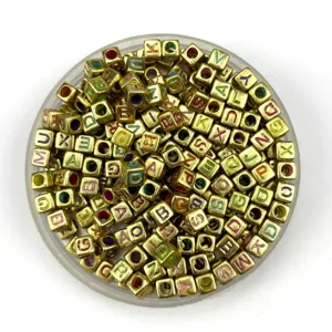 Goldene quadratische Buchstabenperlen Detailansicht, bunte Charms für DIY handgemachte Armbänder.