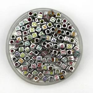 Silberne Würfel-Buchstabenperlen für DIY handgemachte Schmuck Armbänder und Basteln.