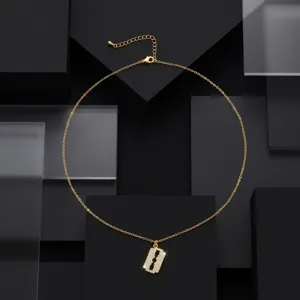 Collier doré avec pendentif lame de rasoir en zircon scintillant. Chaîne de clavicule.