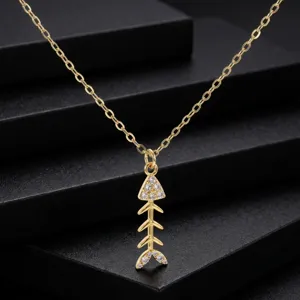 Magnifique collier chaîne doré avec un pendentif en forme d'arête de poisson et des zircons.