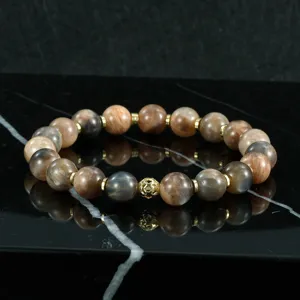Primer plano detallado de la pulsera de cuentas de piedra natural con espaciadores.