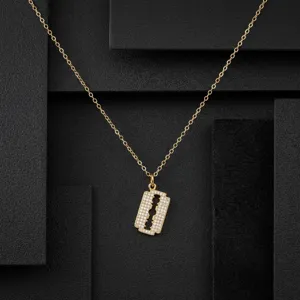 Collier pendentif lame de rasoir en zircone plaqué or, chaîne délicate style punk.