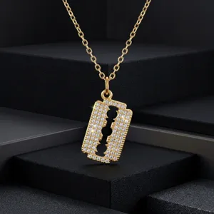 Collier pendentif rasoir en zircone micro-serti doré, bijou élégant pour chaîne de clavicule.