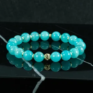 Pulsera de cuentas turquesas con espaciadores dorados y dije de metal elegante para mujer.