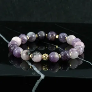 Vista detallada de pulsera de cuentas de piedra natural, gema morada y acento dorado.