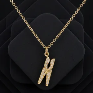 Vue rapprochée du collier pendentif pince à linge plaqué or 18 carats avec micro zircons.