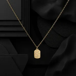Vue détaillée du collier pendentif languette de canette plaqué or 18K avec zircone.
