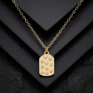 Vue détaillée d'un collier pendentif en cuivre plaqué or 18K avec des pierres de zircone.