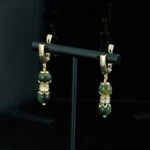 Pendientes colgantes vintage de piedra natural con cierre dorado y detalles de brillantes estrás.