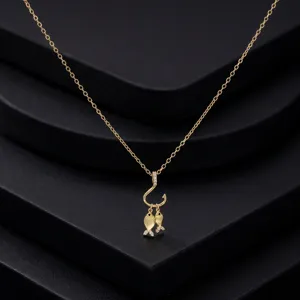 Collier plaque or 18k avec pendentif crochet de peche et double poisson en zircone chic.