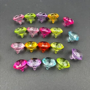 Close-up van kleurrijke acryl diamant hangers, kristal kralen voor ambacht decor.