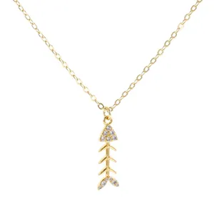 Collier pendentif squelette de poisson or avec détail scintillant zircon micro gros plan