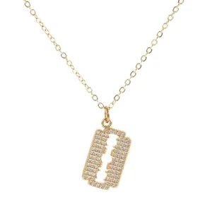 Gros plan detaille du collier avec pendentif en forme de lame de rasoir en zircon.