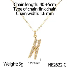 Collier avec pendentif pince a linge en zircone cubique dore et chaine ajustable.