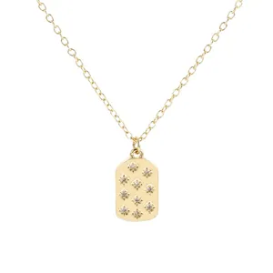 Gros plan détaillé du collier pendentif rectangulaire doré avec des étoiles en zircon.