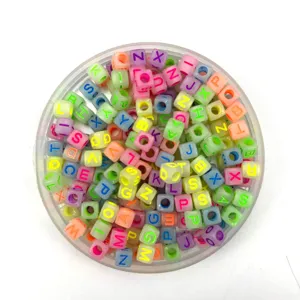 Bunte Acryl quadratische Buchstabenperlen Regenbogen Perlen fuer DIY Schluesselanhänger