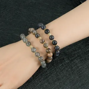 Detalle del juego de pulseras de cuentas de piedra natural multicolores.