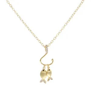 Collier pendentif hameçon double poisson plaqué or vue détail avec zircons scintillants.