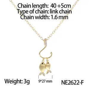 Collier en cuivre doré avec crochet de pêche et deux petits pendentifs poissons avec zirconia.