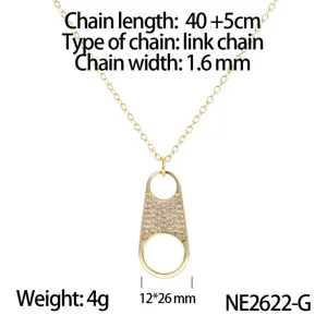 Vue détaillée du collier pendentif en zircone cubique plaqué or, fine chaîne à maillons.