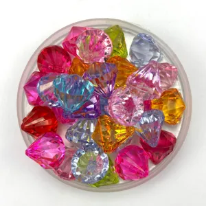 Close-up details van gekleurde acryl diamanten, perfect voor het maken van DIY sieraden.
