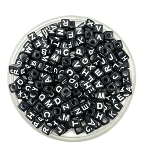 6x6mm acryl schwarze quadratische buchstaben perlen für diy schmuck armband detailansicht