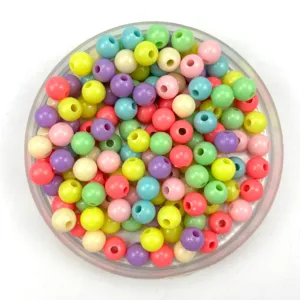 Kleurrijke plastic ronde kralen voor DIY handgemaakte sieraden en knutselprojecten.